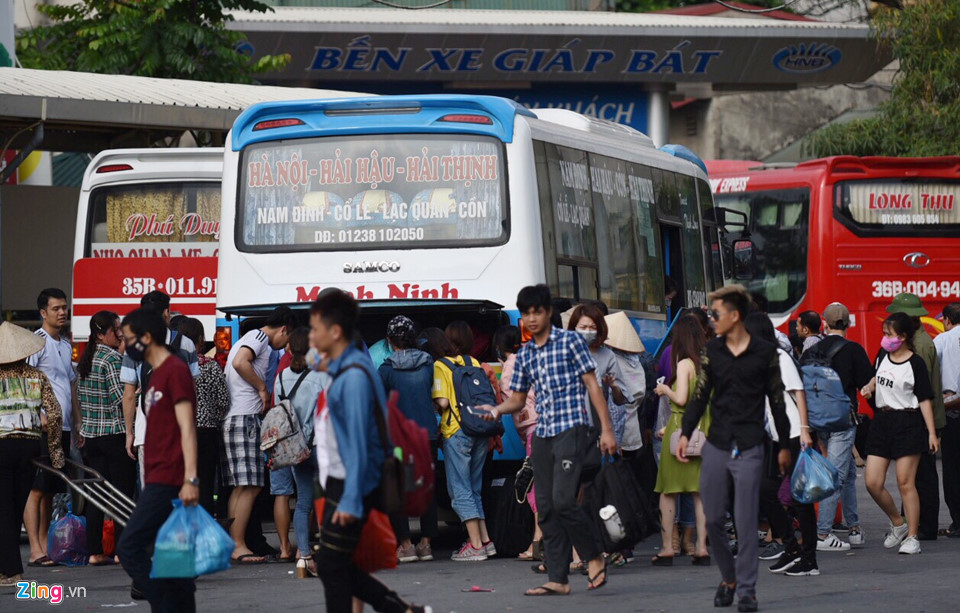 Tàu hỏa, xe khách chật cứng hành khách trở lại thành phố sau nghỉ lễ